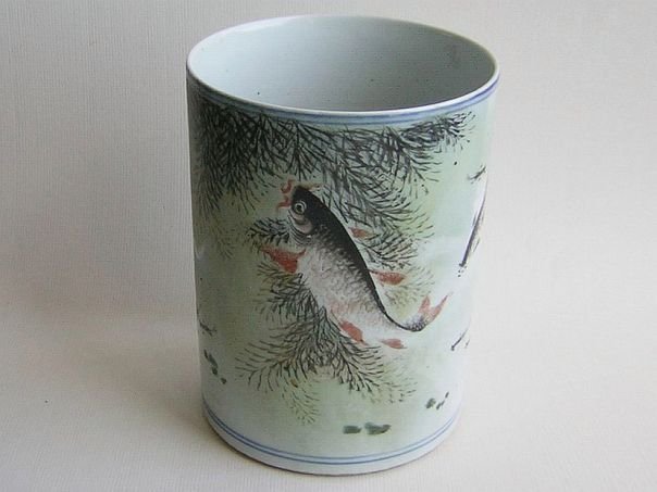 Brush pot decorated with fish – (7423)